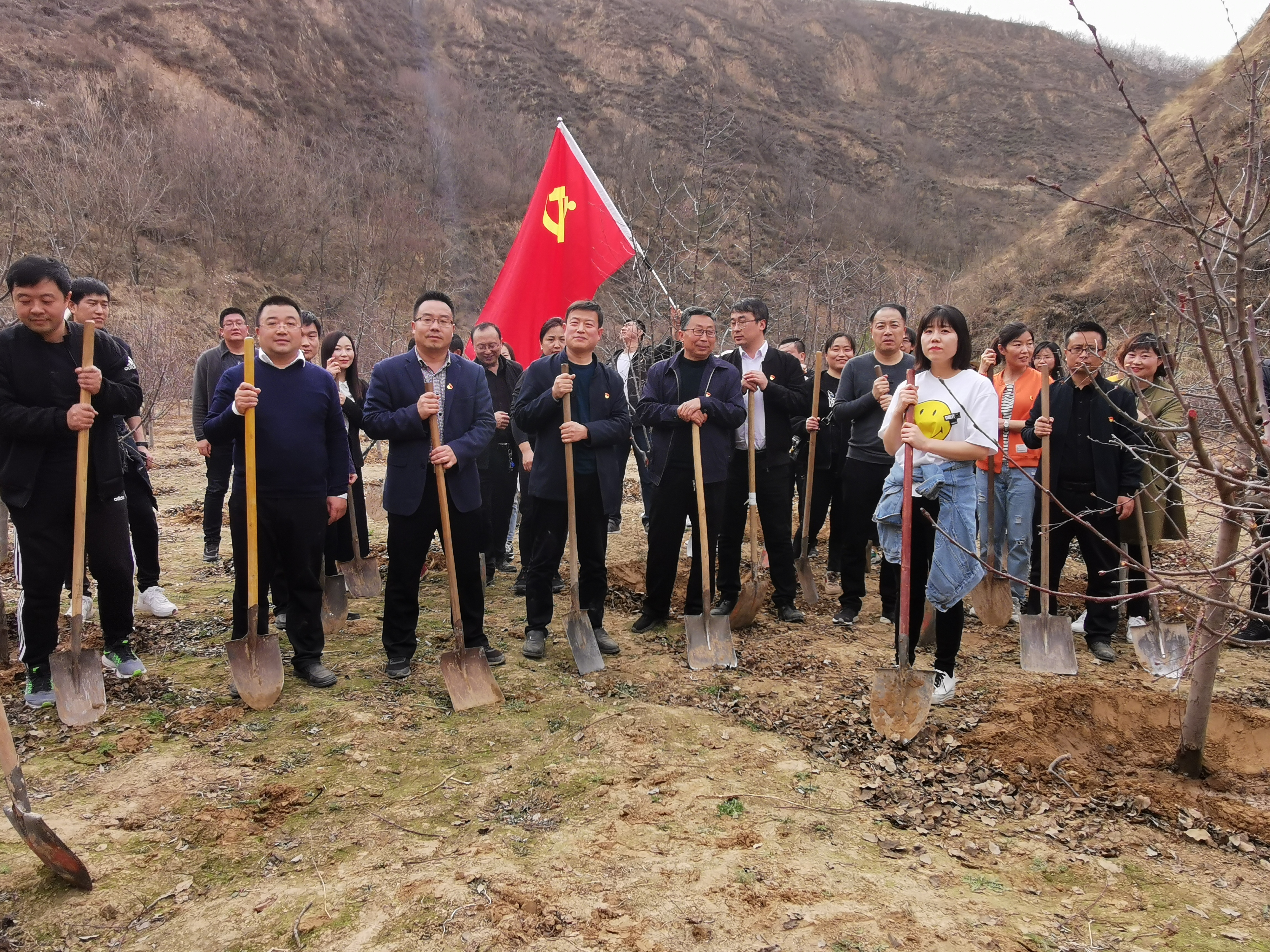 绥德局与绥德县委组织部开展学习党史美化环境促进共建主题党日活动