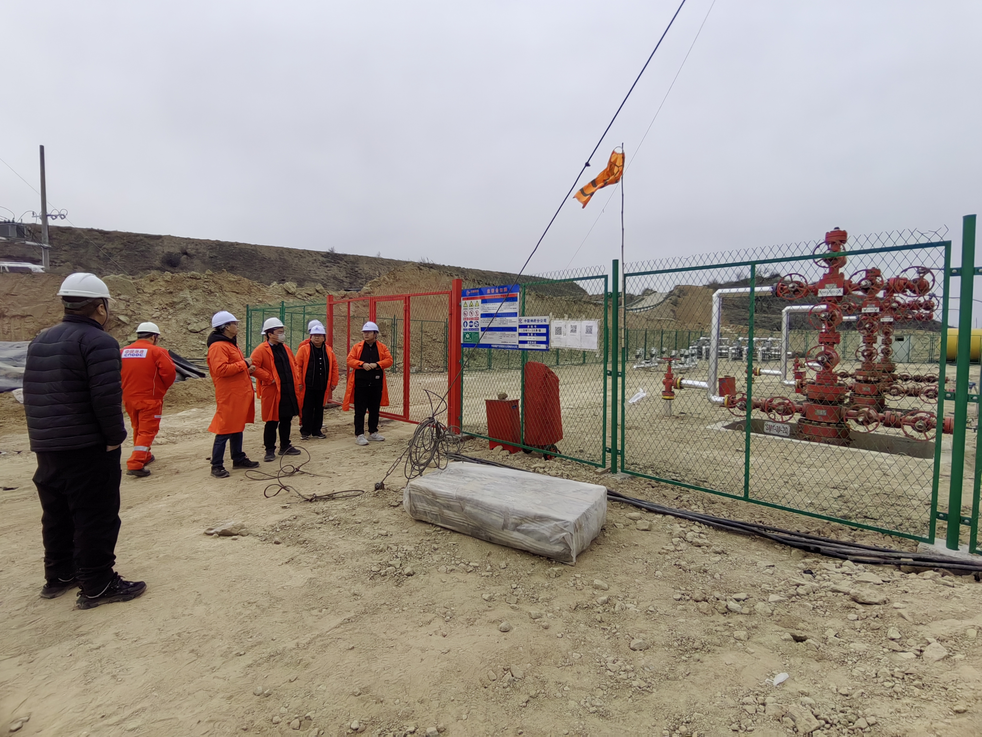 井台现场调查取证.jpg 井台现场调查取证.jpg