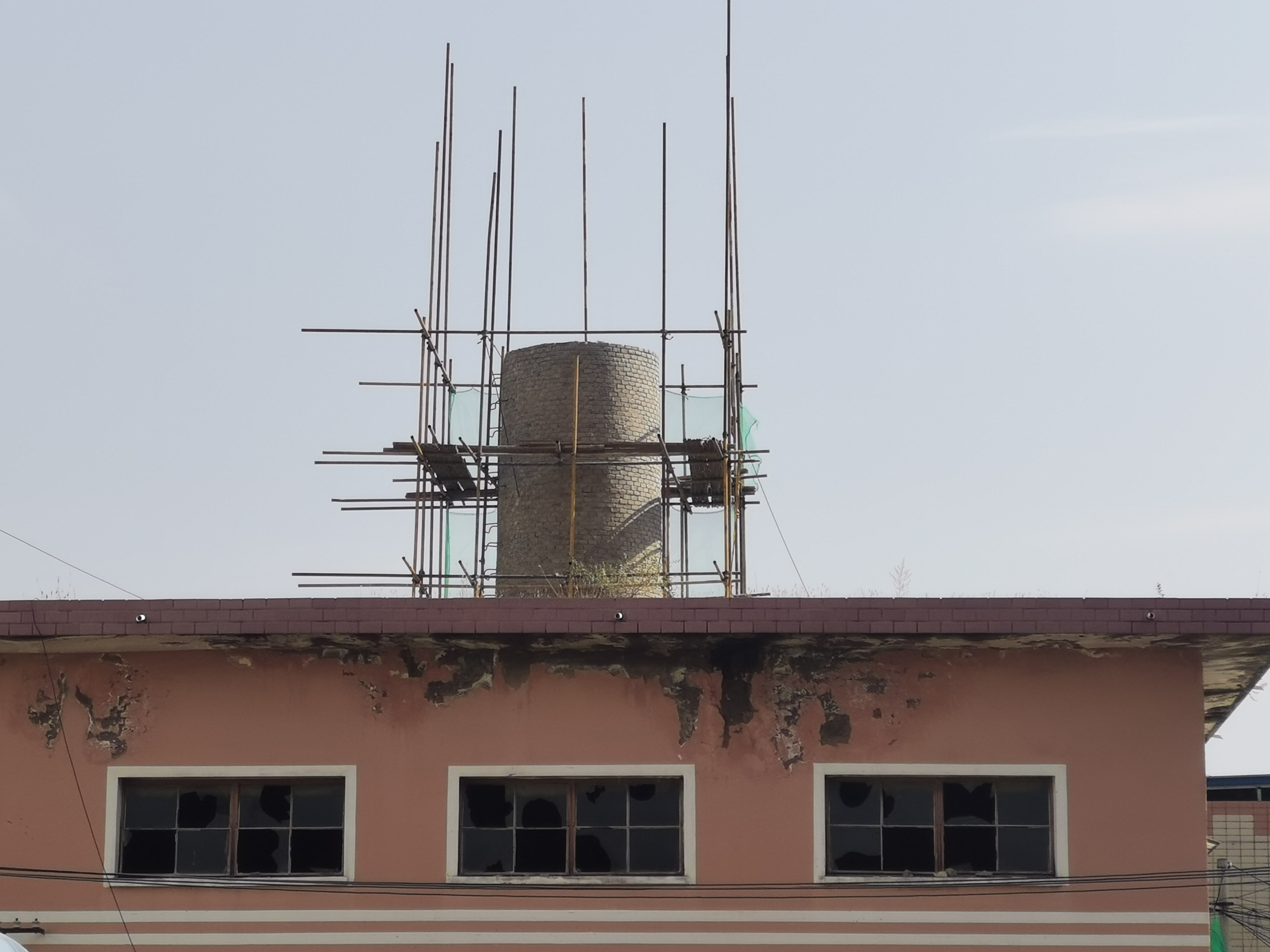 绥德局安全拆除危旧烟囱成功消除安全隐患