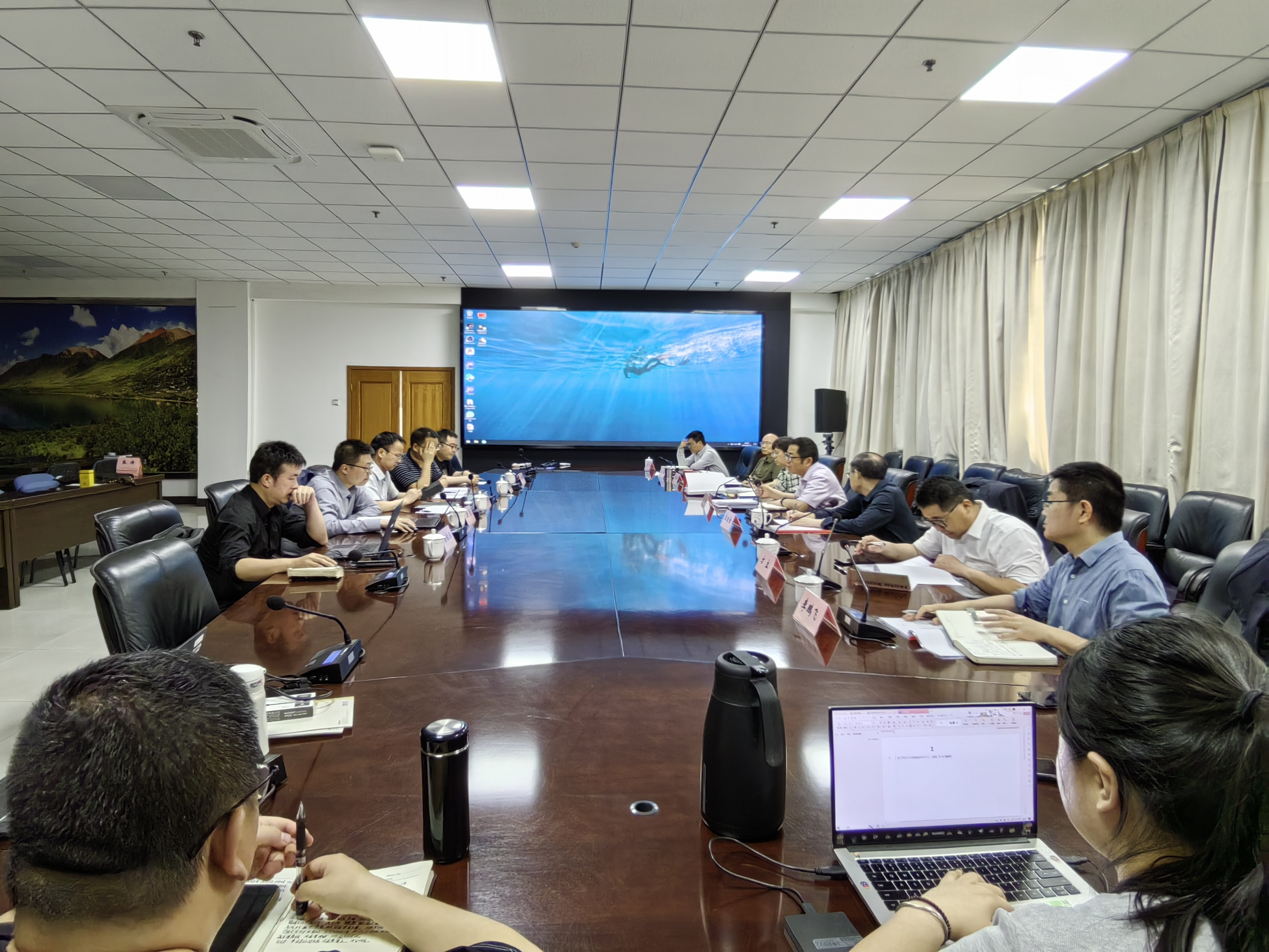 研究案件专题会议.jpg 研究案件专题会议.jpg